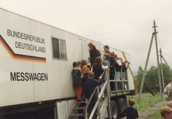 Children entering the "Messwagen" sponsored by Walter Gastreich Stiftung