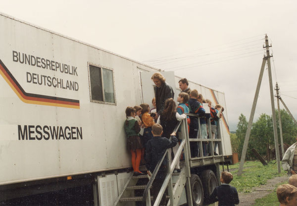 Children entering the radioactive measurement car sponsored by Walter Gastreich Stiftung
