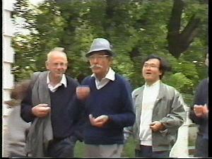 Wolga-1990-R-Neth-and-Ono-eating-sunflower-seeds-